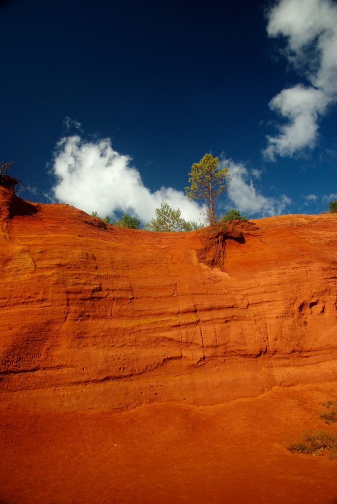 Géologie : Les sables rouges. La couleur viens de la présence de Goethite.