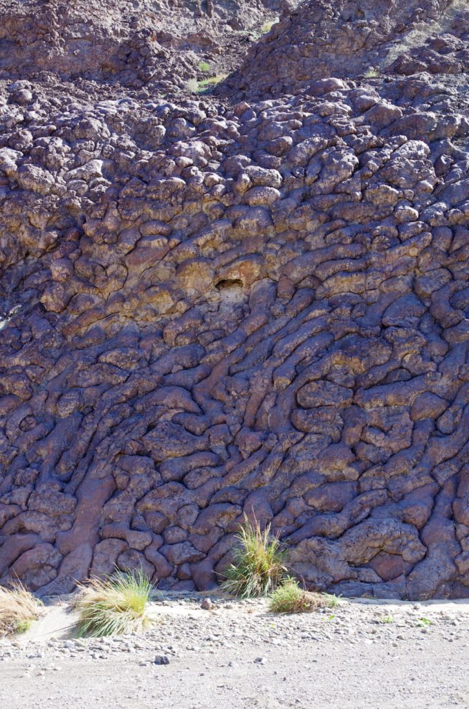Le "mur Geotimes" à Oman. Les pillow lavas marquent la partie supérieure de l'ophiolite d'Oman