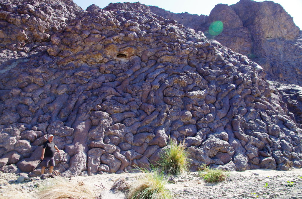 Le "mur Geotimes" à Oman. Les pillow lavas marquent la partie supérieure de l'ophiolite d'Oman