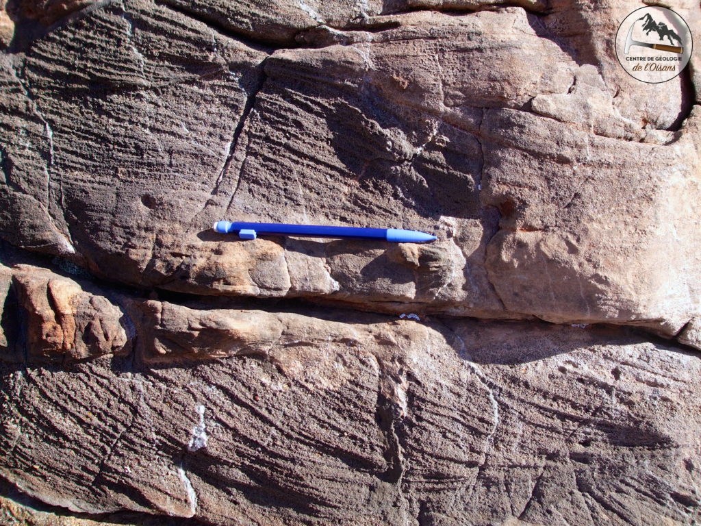 Des stratifications obliques, témoignage d'un fort courant lors de la sédimentation.