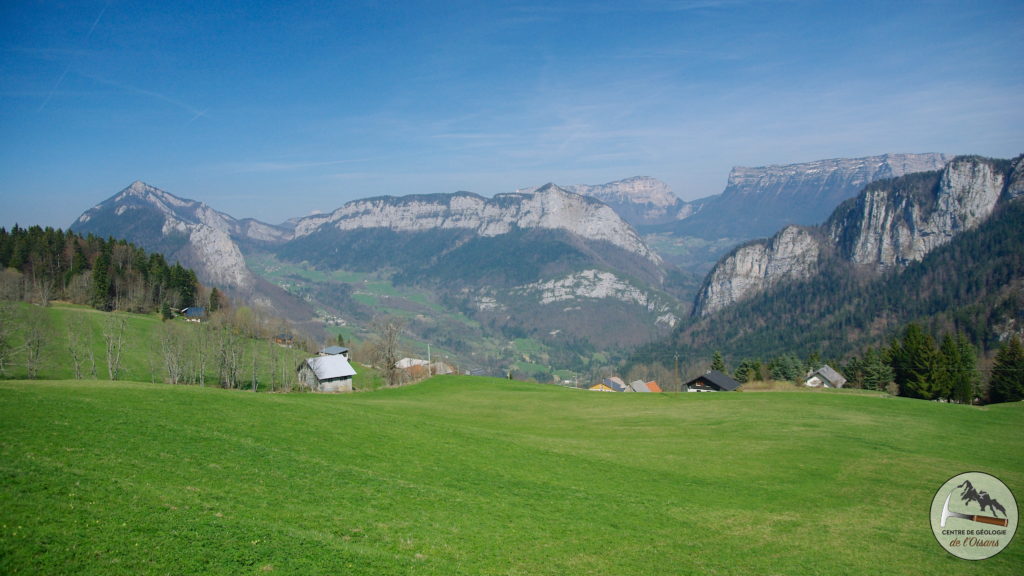 Les paysages du nord de la Chartreuse contrôlés par la structure géologique du massif. On devine un bel anticlinal sur la gauche de l'image.