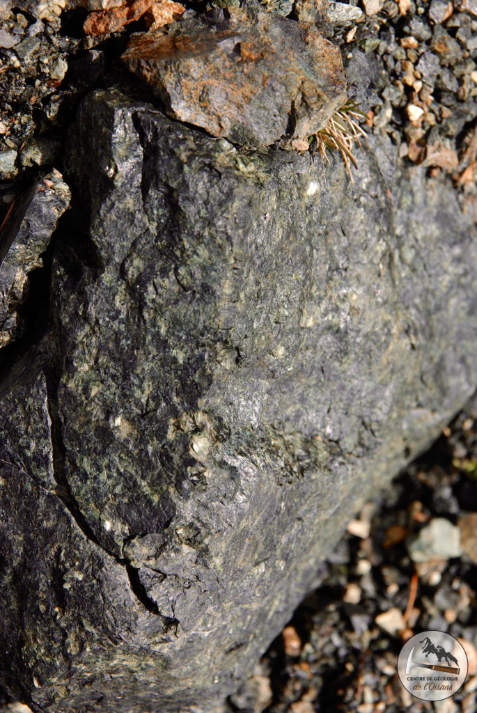 Serpentinite du Chenaillet. Cette roche se forme par métamorphisme hydrothermal de la serpentine.