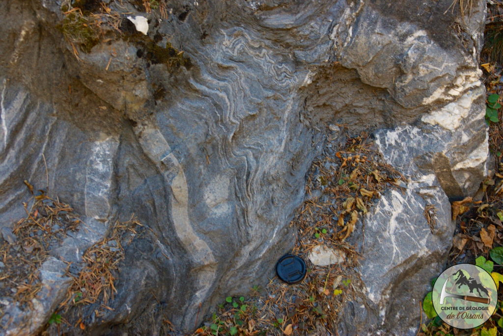 Géologie du Queyras : Schiste lustré, on observe très bien la déformation avec une belle charnière de plis à gauche de l'image.