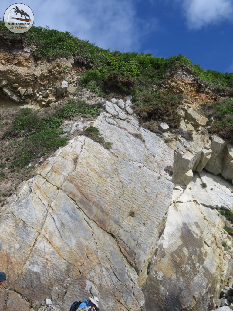 Vue d'ensemble du site à Ripples Marks de Crozon, On devine deux séries de rides sur la dalle de gauche et deux autres sur la dalle de droite. Presqu'île de Crozon.