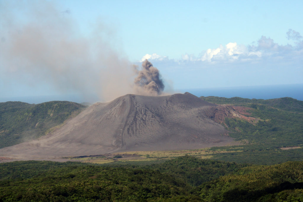 Le volcan Yasur (Vanuatu) en éruption strombolienne.