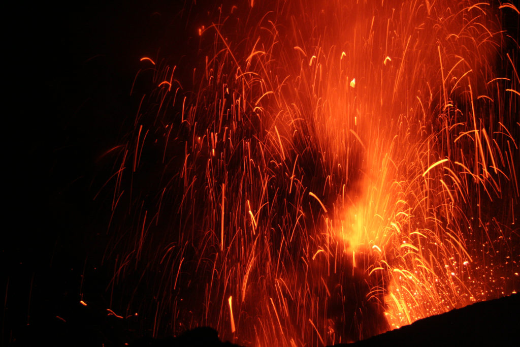 Le Yasur en éruption strombolienne.