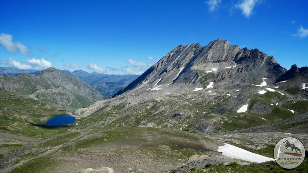 Géologie du Queyras : Taillante et le lac Foréant. Magnifique arête de sédiments Océaniques.