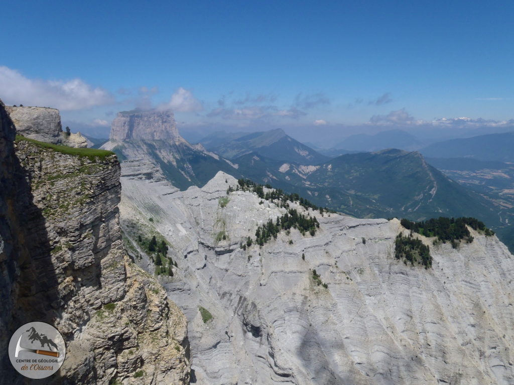 Une montagne mythique des Préalpes : Le Mont Aiguille ! Il est constitué de Calcaire, les Marnes situées en dessous forment des pentes plus faibles.