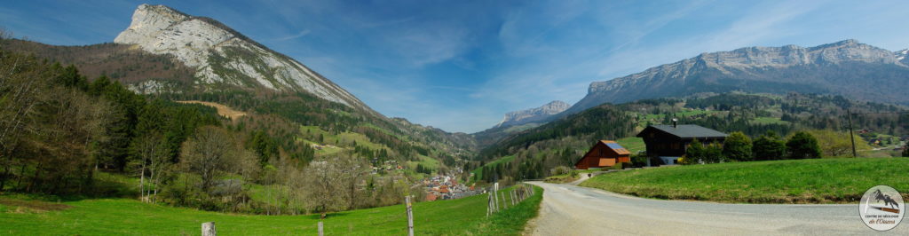 Panorama du nord de la Chartreuse. Géologiquement, une faille et un pli structurent ce paysage.