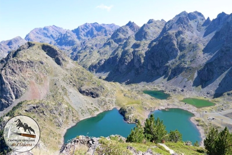 Panorama vers les lacs Roberts depuis la croix de Chamrousse. Ces lacs se sont formés dans la serpentinite, roche facilement érodable.